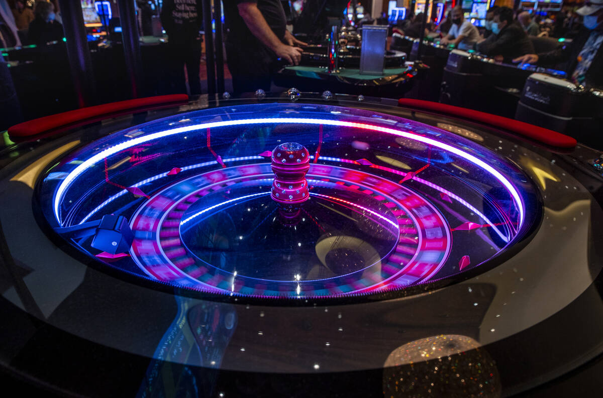 Uma roda de roleta gira como parte de alguns jogos de mesa do estádio no Red Rock Casino em Las Vegas. (EU ...