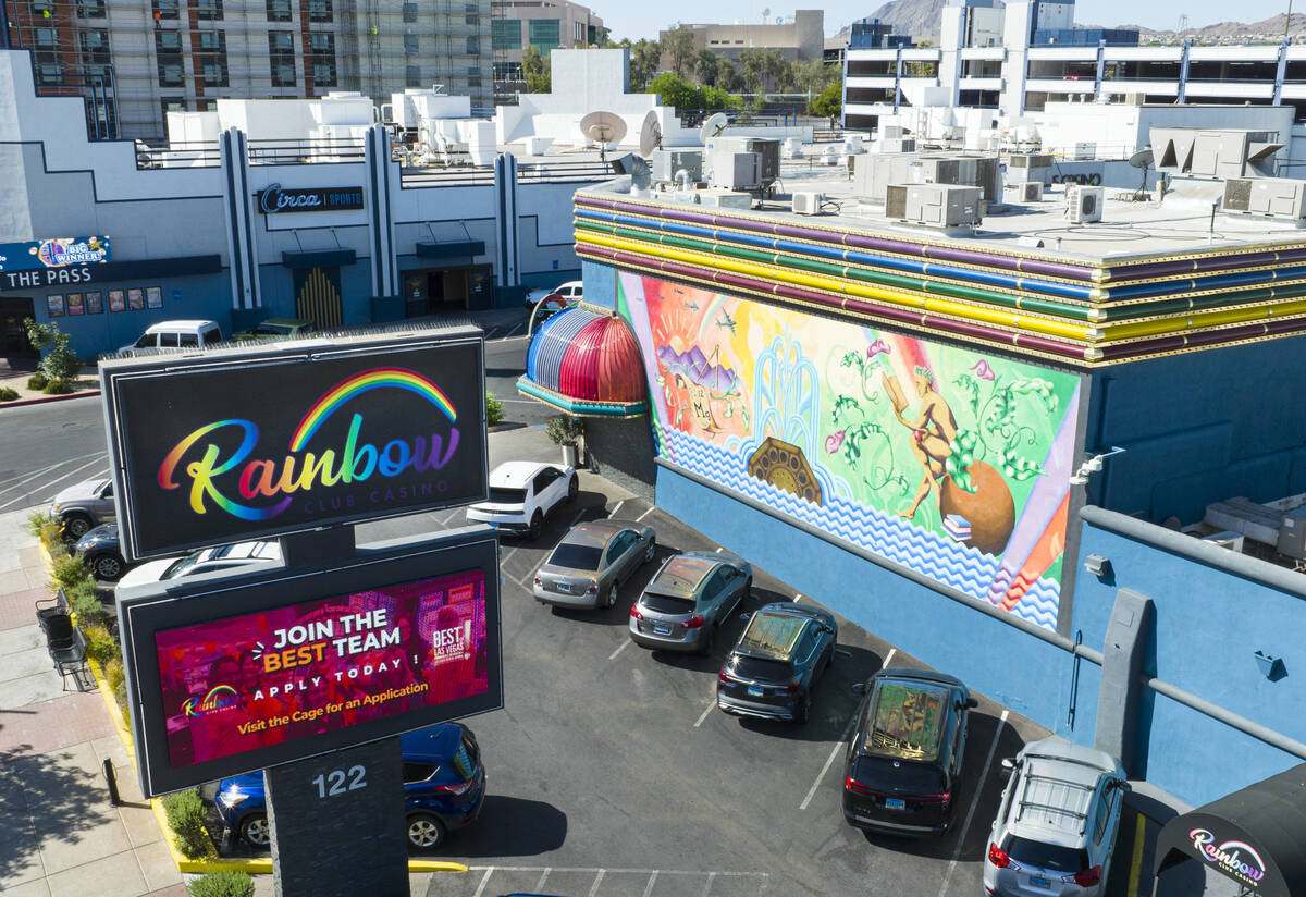 O Rainbow Club and Casino no Water Street District, no centro de Henderson, é visto na terça-feira ...