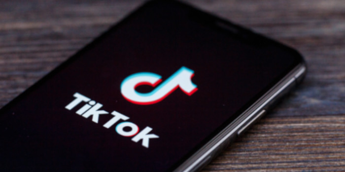 Um smartphone com o aplicativo TikTok aberto