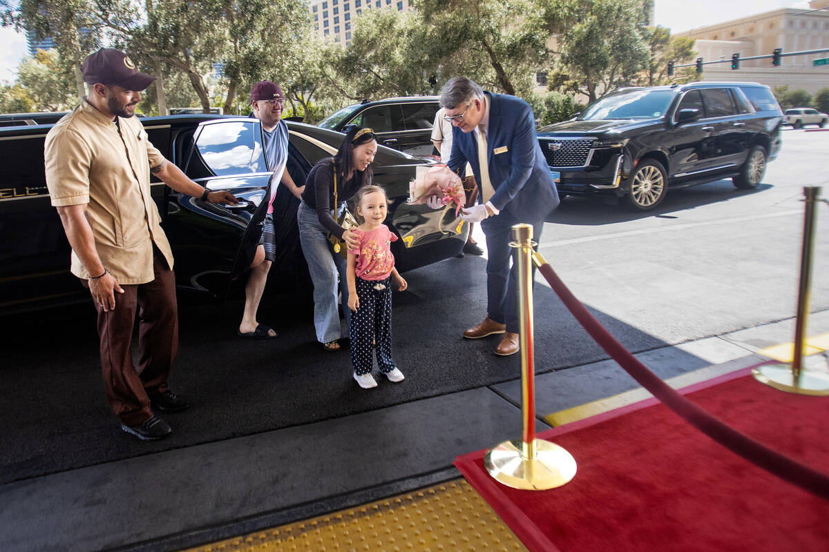 Samantha Buckley, 5, à direita, sai do veículo com os pais e é recebida com flores e ...