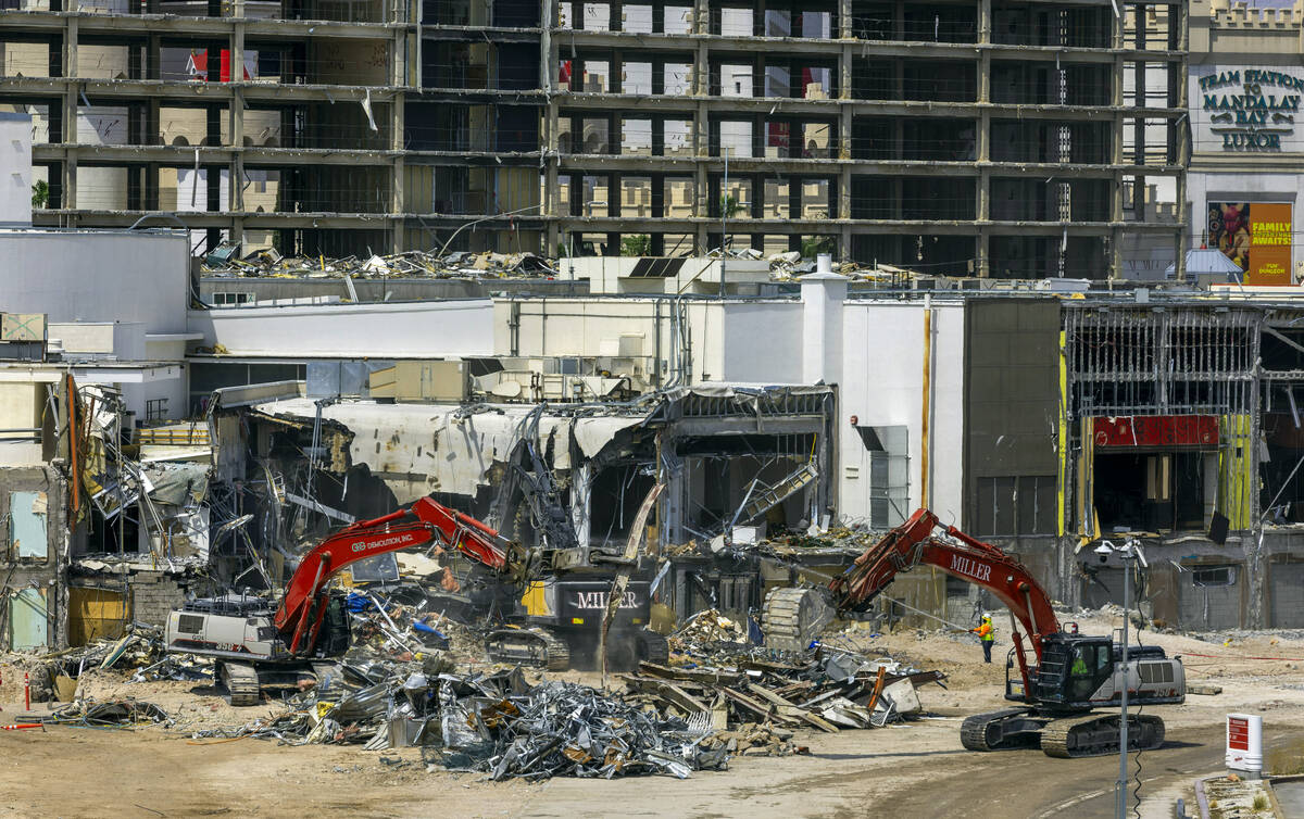 Máquinas destroem algumas das estruturas inferiores à medida que a desconstrução do Tropicana continua ...