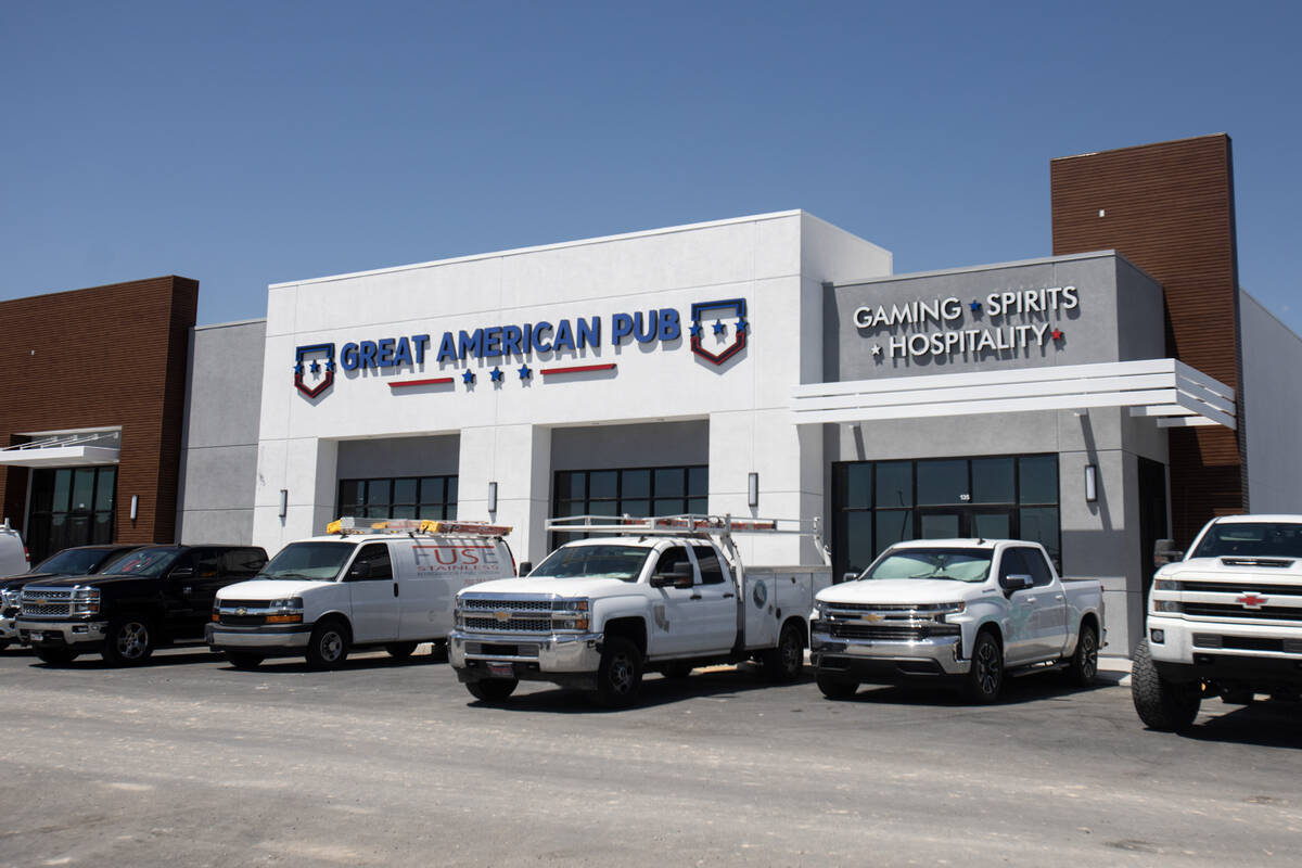 As equipes de construção continuam trabalhando na área ao redor de uma nova unidade do Great American Pub na quinta-feira ...