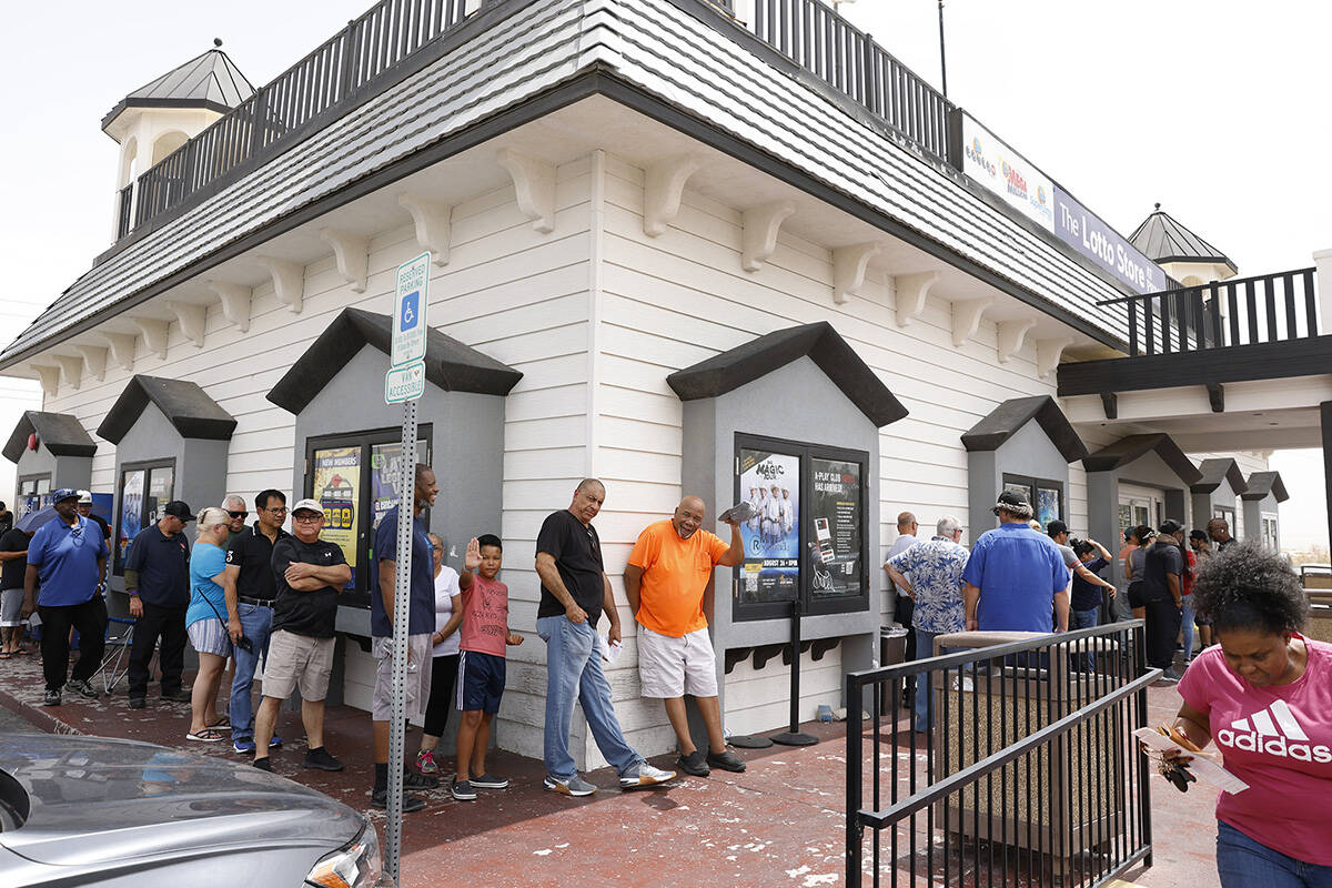 Pessoas fazem fila do lado de fora da Primm Valley Lotto Store para comprar bilhetes de loteria Mega Million, ...