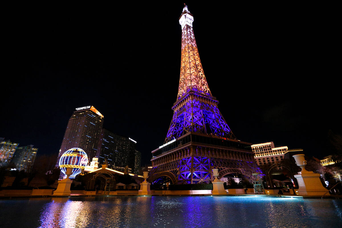 O Paris Las Vegas inaugura um show de luzes da Torre Eiffel de US$ 1,7 milhão na Strip de Las Vegas. Nós...