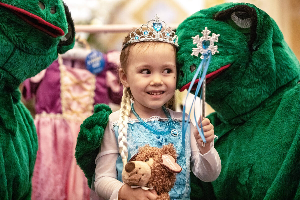 Samantha Buckley, 5, tira uma fotografia com sapos reais durante um passeio Make-A-Wish Southern Nevada ...