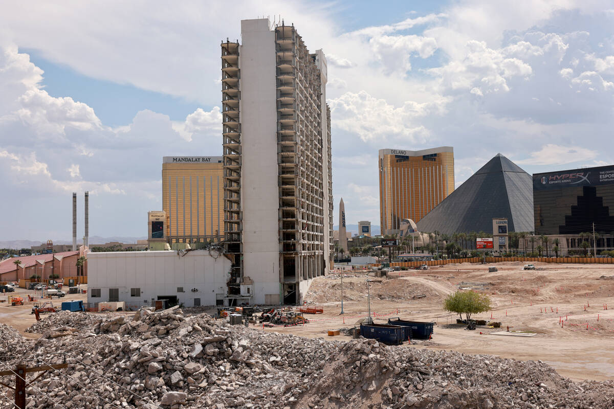 O Tropicana é visto em processo de demolição na Strip de Las Vegas segunda-feira, 22 de julho de 2 ...