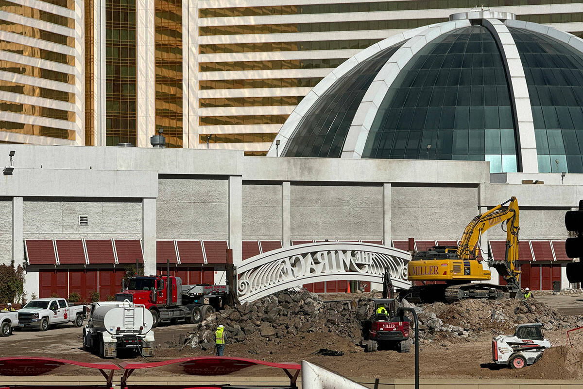 A placa da Mirage será removida da propriedade na Las Vegas Boulevard na quarta-feira, 14 de agosto de 2024...