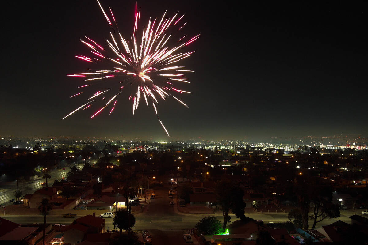 Fogos de artifício explodem em um bairro na zona leste de Las Vegas na quinta-feira, 4 de julho de 2024. (Sa ...