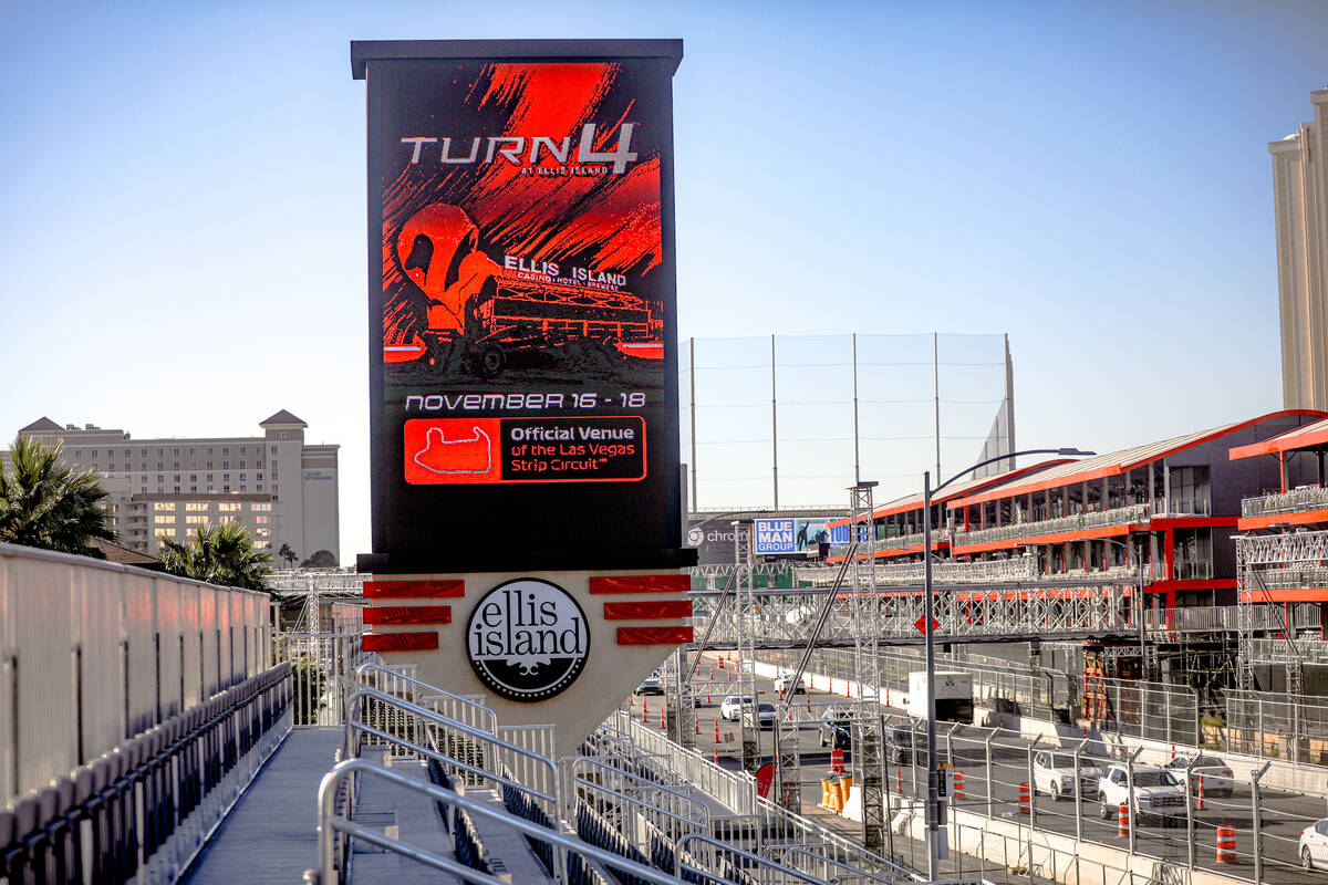 Arquibancadas do Ellis Island Casino and Brewery com vista para o Las Vegas Formula O ...