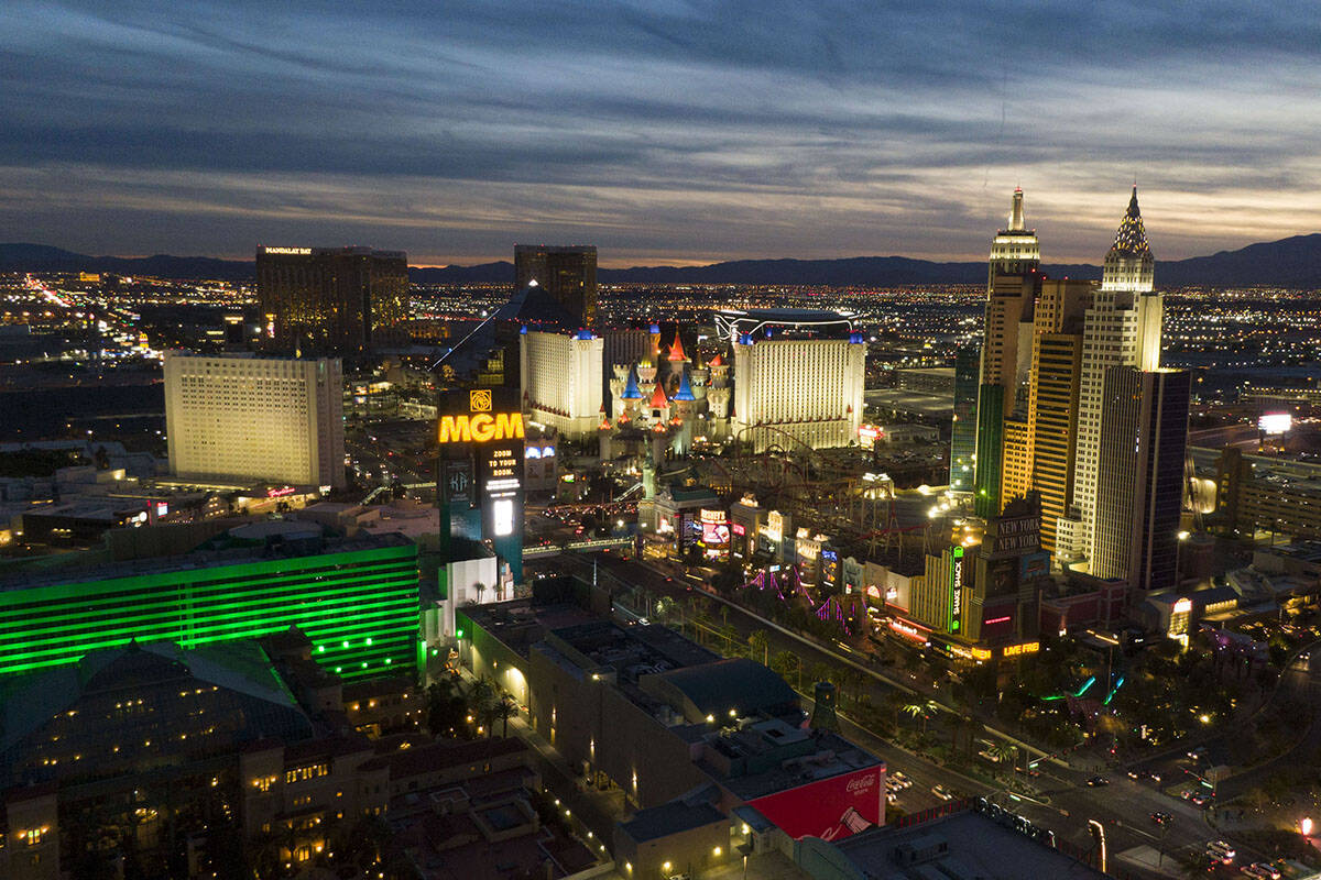 Vista aérea da Strip sul de Las Vegas ao pôr do sol na quarta-feira, 12 de janeiro de 2022. (Las Vegas R ...