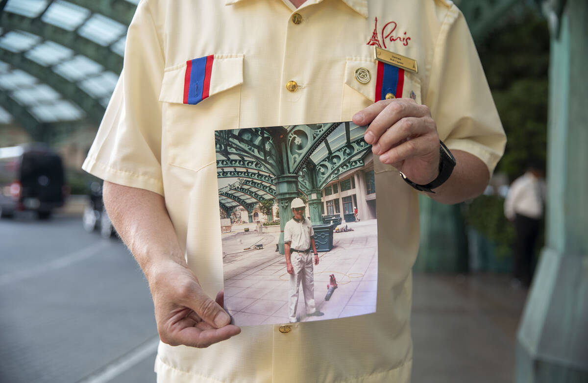 James Ealey, funcionário do primeiro dia da Paris Las Vegas, com uma fotografia do seu primeiro dia de...