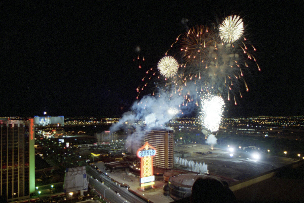 A implosão das Dunas em Las Vegas, Nevada, em 27 de outubro de 1993. (Darrin Bush, Las Vegas News Bur ...