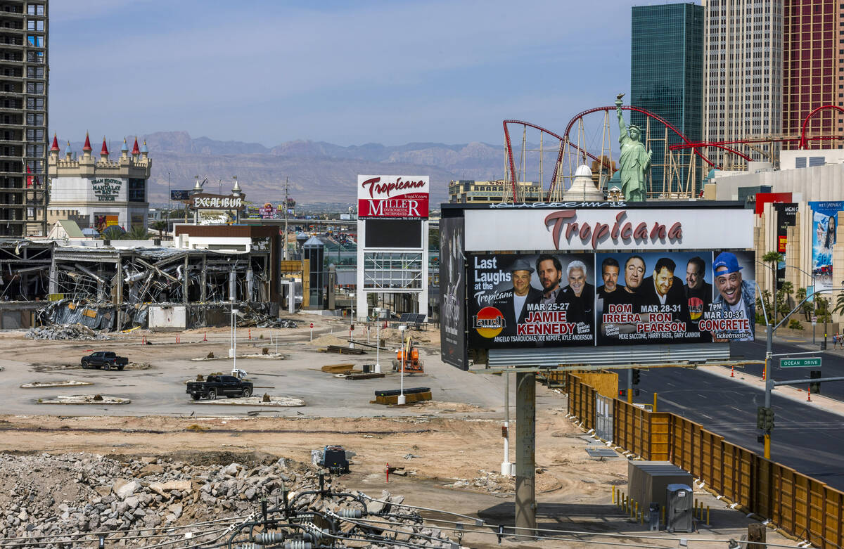 Parte da sinalização do Tropicana permanece enquanto a GGG Demolition, Inc. continua a desconstrução em ...