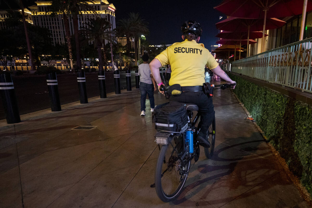 Um segurança anda de bicicleta perto do Paris Las Vegas na Strip em 8 de outubro de 2020, em Las Vegas. (La ...