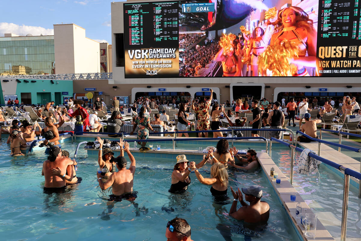 Pessoas no Stadium Swim no Circa, no centro de Las Vegas, terça-feira, 13 de junho de 2023. (K.M. Cannon/Las ...