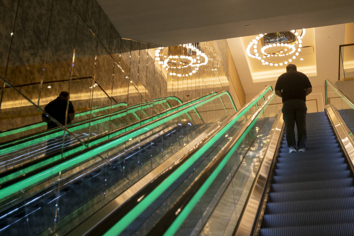 Um funcionário visita a nova Skybridge no Paris Las Vegas, sexta-feira, 20 de setembro de 2024, em Las Vegas...