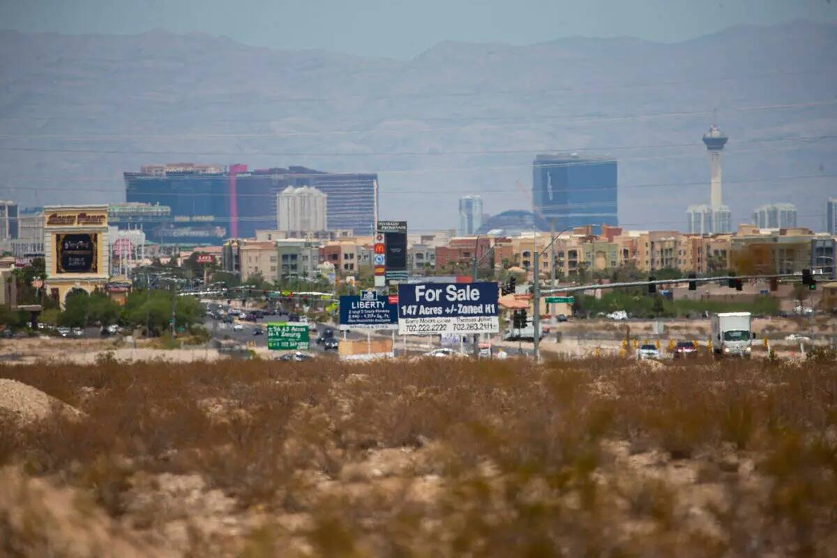 Uma porção de 12 acres na esquina sudoeste da Las Vegas Boulevard e Cactus Avenue, que ...