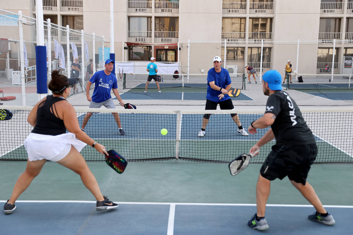 ARQUIVO--Jogadores de pickleball, da esquerda para a direita: Jessica Hollern de Clermont, Flórida, Dionne Hardin de Cadiz, ...