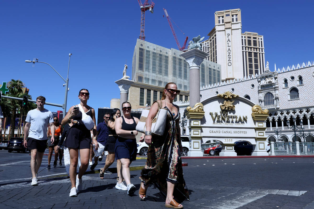 Pedestres passam pelo Venetian e pelo Palazzo na terça-feira, 20 de agosto de 2024, na Las Vegas Strip. (Ellen ...