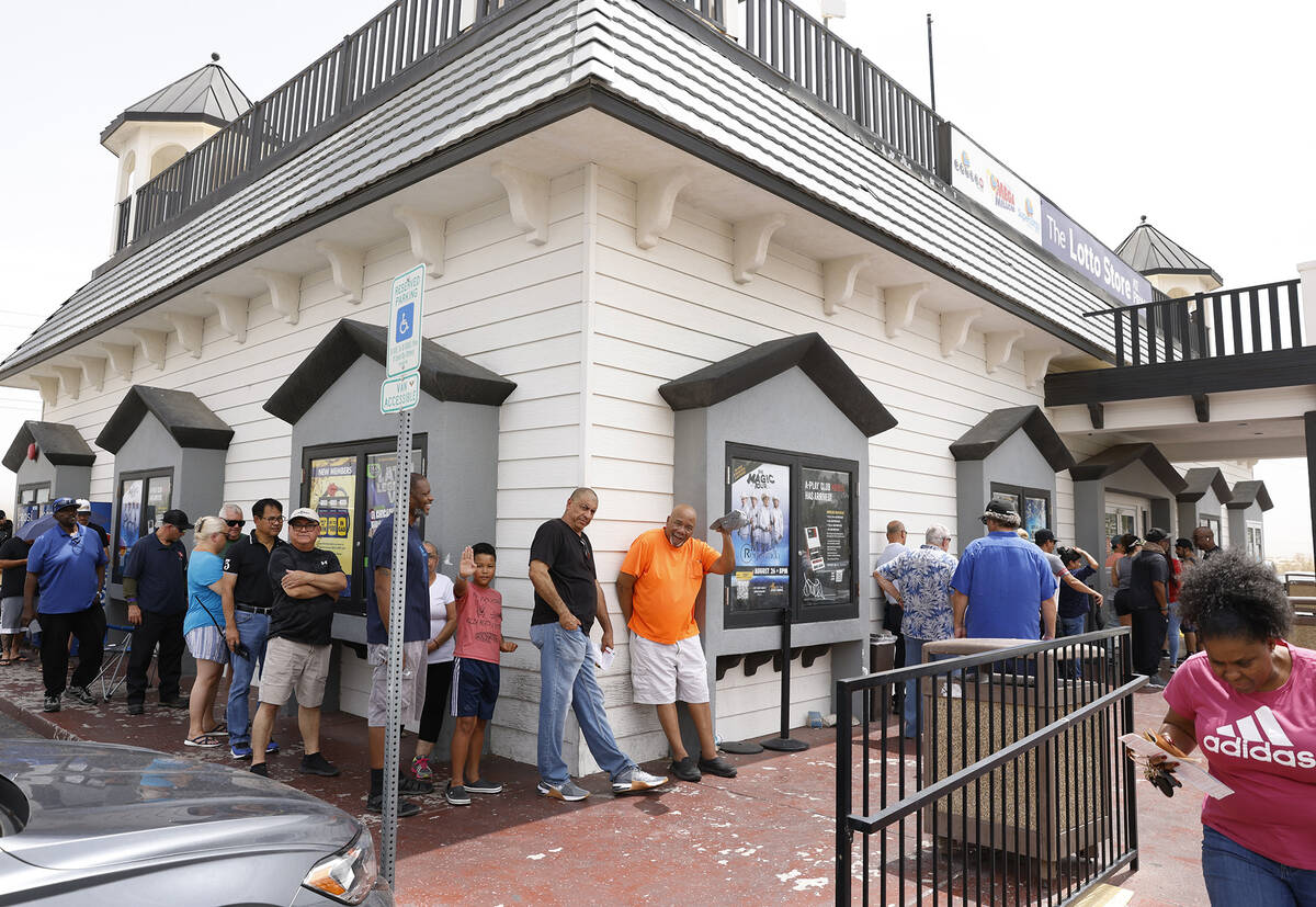 Pessoas fazem fila do lado de fora da Primm Valley Lotto Store para comprar bilhetes de loteria Mega Million, ...