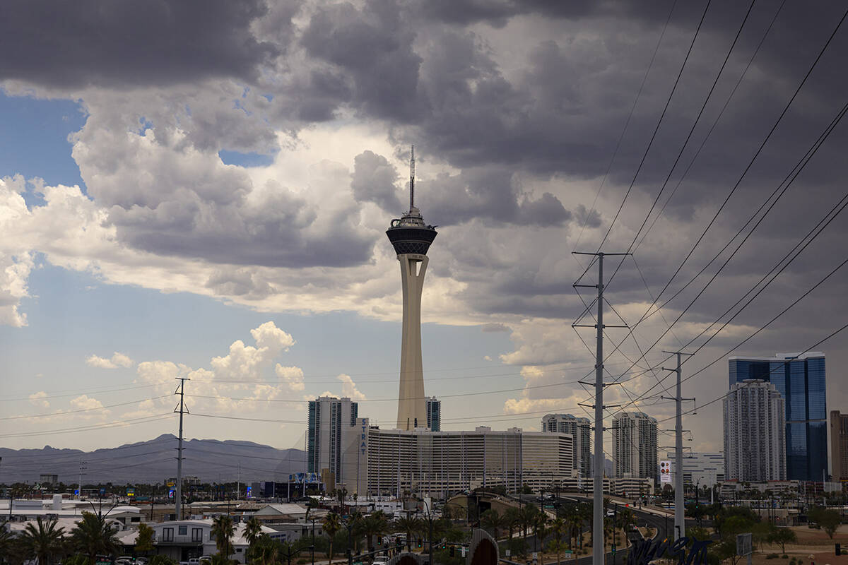 A Strat é retratada enquanto nuvens cobrem o céu na quinta-feira, 18 de julho de 2024, em Las Vegas. (Chase ...