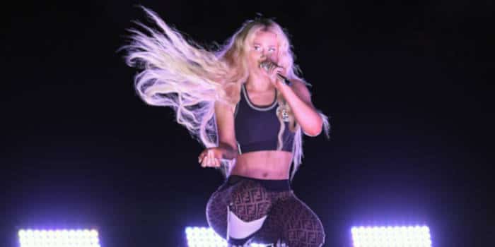 notícias-iggy-azalea-durante-um-concerto