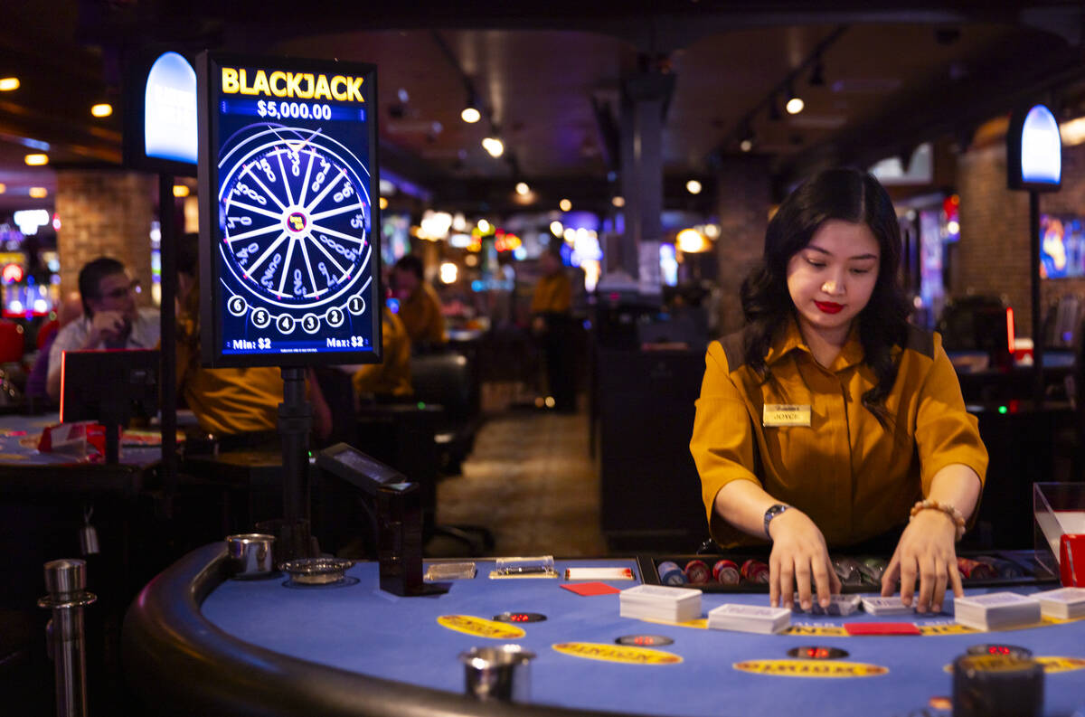 A dealer Joyce Ramos embaralha cartas em uma mesa de blackjack no Binion's na quinta-feira, 10 de outubro, ...