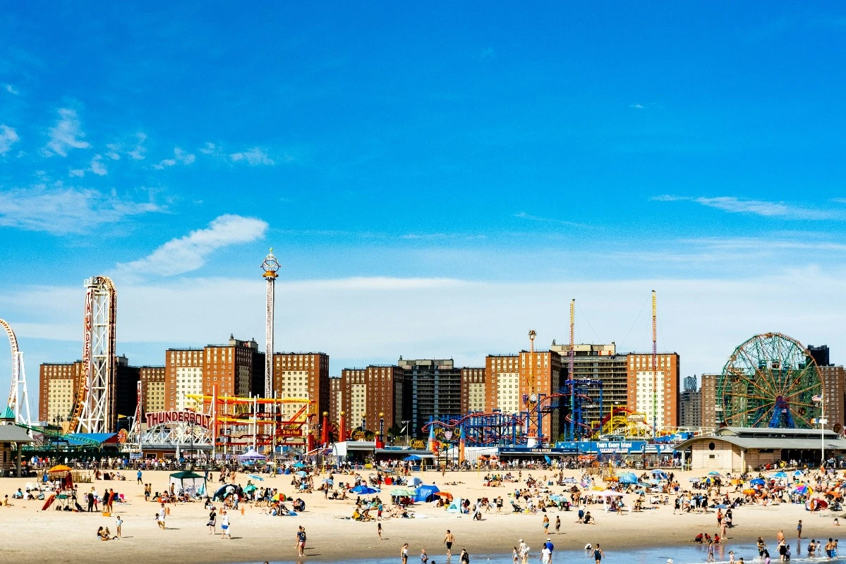 praia lotada de coney island