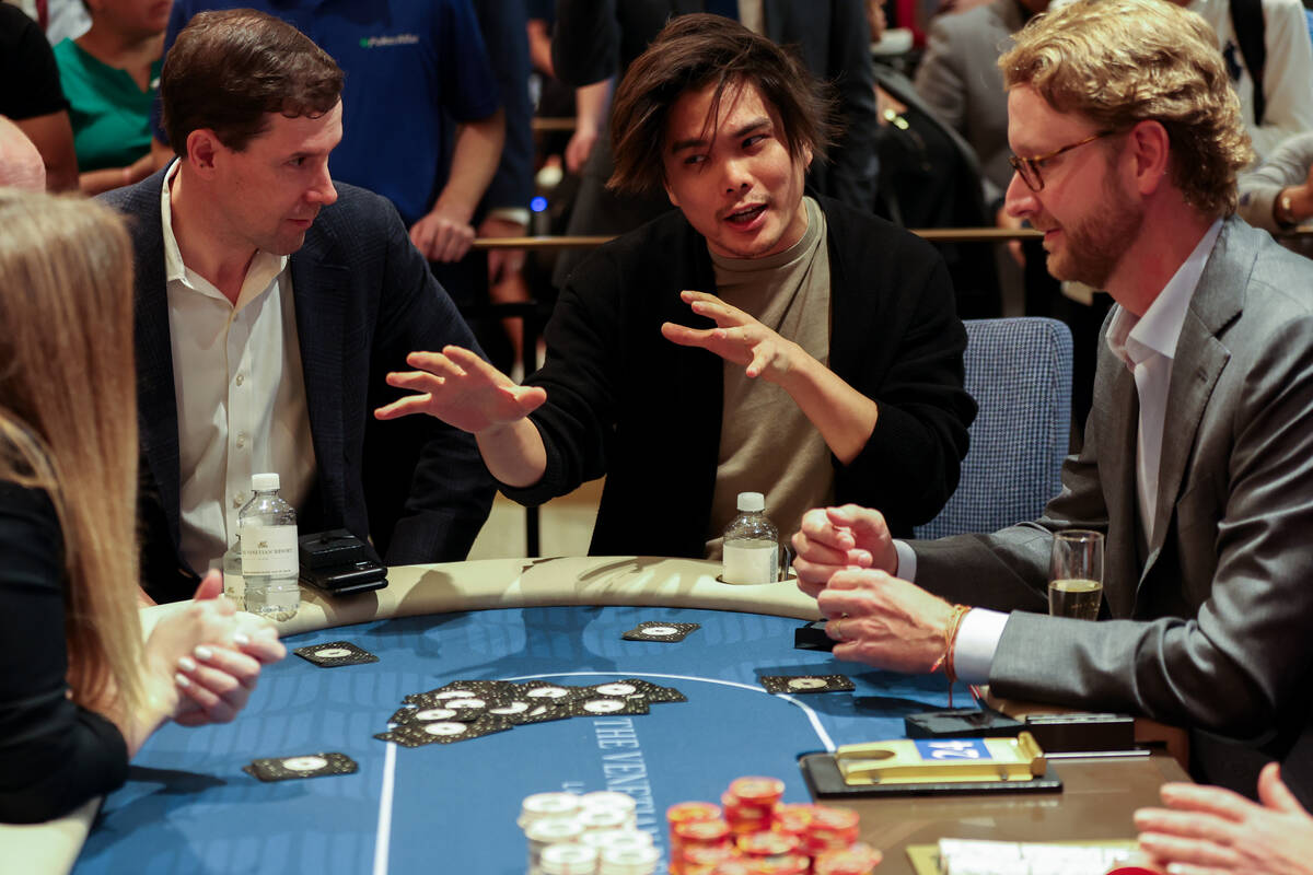 O mágico Shin Lim, no centro, faz um truque de mágica para o CEO do Venetian, Patrick Nichols, à direita, e Vene ...